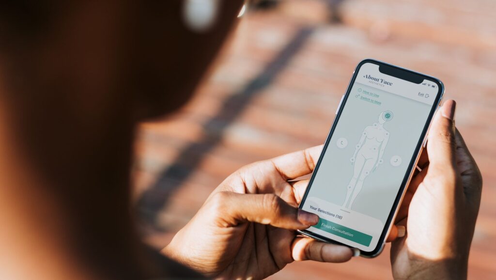 Une personne marchant à l'extérieur, en regardant le site Web de l'esthétique de l'obligation pour en savoir plus sur les produits de soin les plus recommandés près de Rittenhouse Square.