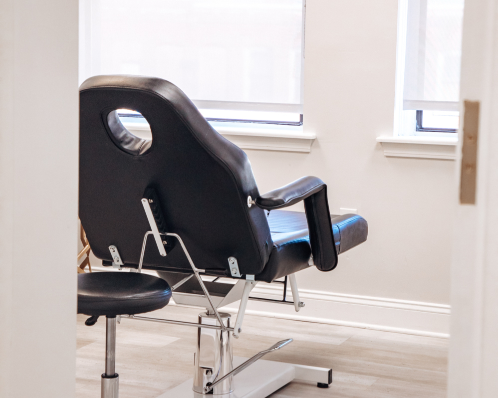 Un gros plan des lits de traitement confortables d'About Face Aesthetic, où les patients s'allongent pendant leur traitement d'induction de collagène à Philadelphie.